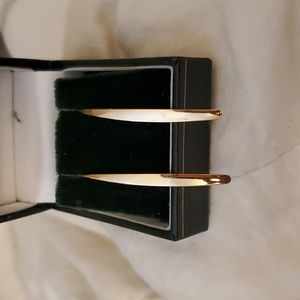 Curved line earrings.